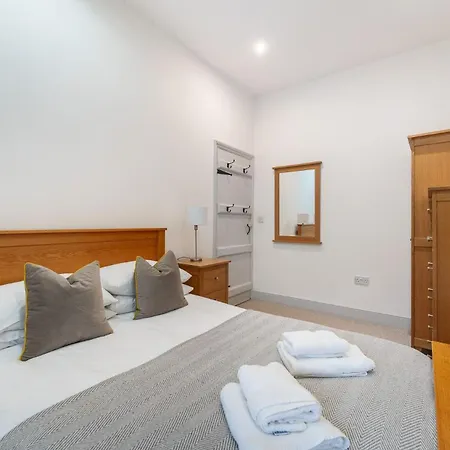 Riverside House * إلتيرووتر